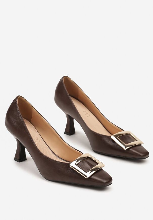 Born2be - Brązowe Czółenka Vices ze Skórzaną Wkładką i Prostokątną Aplikacją Berisse. Okazja: na co dzień, do pracy, na spotkanie biznesowe. Kolor: brązowy. Materiał: skóra. Wzór: aplikacja. Obcas: na obcasie. Styl: biznesowy, klasyczny, casual, elegancki. Wysokość obcasa: średni