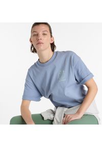 Koszulka damska New Balance WT51940DUS – niebieska. Kolor: niebieski. Materiał: bawełna, materiał. Wzór: napisy #5