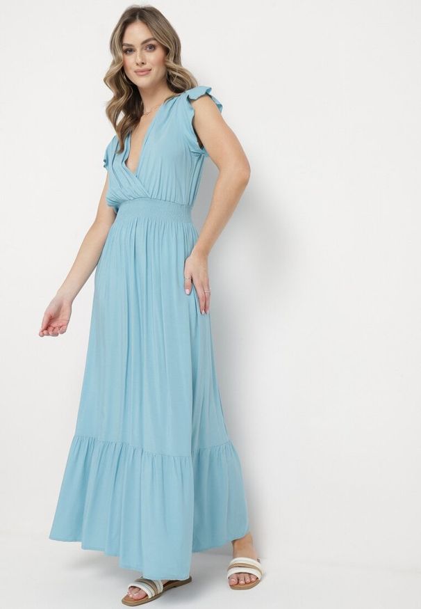 Born2be - Jasnoniebieska Bawełniana Sukienka Maxi z Kopertową Górą Rozkloszowana Xaliara. Okazja: na ślub cywilny, na imprezę, na wesele. Kolor: niebieski. Materiał: bawełna. Sezon: lato. Typ sukienki: kopertowe. Długość: maxi