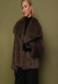 Born2be - Brązowa Kurtka Futro z Wsuwanymi Kieszeniami Liriena. Okazja: na spacer, na co dzień. Kolor: brązowy. Materiał: futro. Styl: casual, elegancki, klasyczny #9