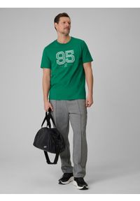 4f - 4F T-shirt regular z nadrukiem męski - zielony S. Okazja: na co dzień. Kolor: zielony. Materiał: dzianina, bawełna, materiał. Wzór: nadruk. Styl: casual, klasyczny #2