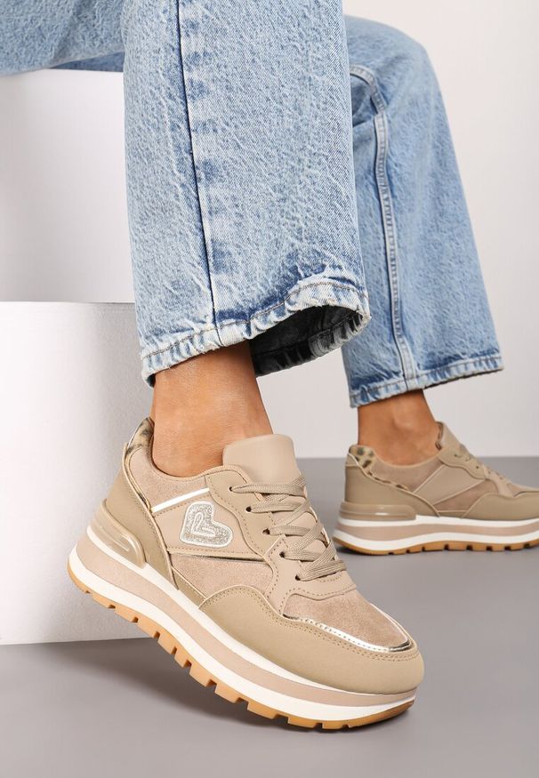 Renee - Ciemnobeżowe Sneakersy na Platformie z Metalicznym Wykończeniem i Sercem Veriscas. Okazja: na co dzień. Zapięcie: sznurówki. Kolor: beżowy. Materiał: jeans. Wzór: aplikacja. Obcas: na platformie