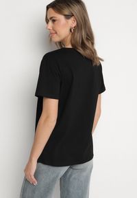 Born2be - Czarny Bawełniany T-shirt z Trójkątnym Dekoltem Nelirna. Okazja: na co dzień. Kolor: czarny. Materiał: bawełna. Styl: casual #7