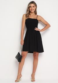 Born2be - Czarna Bawełniana Sukienka na Ramiączkach z Marszczonym Dekoltem Krisele. Okazja: na co dzień, na randkę, na spacer. Kolor: czarny. Materiał: bawełna. Długość rękawa: na ramiączkach. Sezon: lato. Typ sukienki: proste. Styl: casual #5