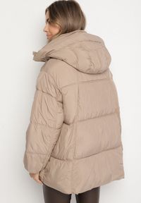 Born2be - Beżowa Pikowana Kurtka o Kroju Oversize z Kapturem Galandia. Okazja: na spacer, na co dzień. Typ kołnierza: kaptur. Kolor: beżowy. Materiał: poliester, jeans. Styl: casual, elegancki #2