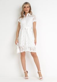 Born2be - Biała Koszulowa Sukienka z Koronkowej Tkaniny z Materiałowym Paskiem Noraly. Kolor: biały. Materiał: tkanina, materiał, koronka. Sezon: wiosna, lato. Typ sukienki: koszulowe. Długość: midi #5