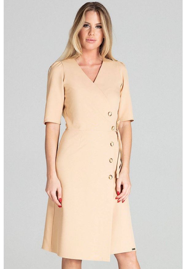 Figl - Kopertowa sukienka midi z ozdobnymi guzikami beżowa. Okazja: na komunię, do pracy. Kolor: beżowy. Typ sukienki: kopertowe. Długość: midi