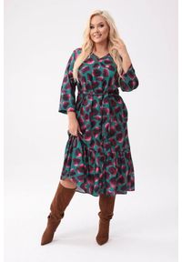 Moda Size Plus Iwanek - Oversize'owa sukienka Laura - stylowa propozycja z artystycznym wzorem PLUS SIZE XXL OVERSIZE. Kolekcja: plus size. Materiał: tkanina, elastan, poliester, materiał. Sezon: jesień. Typ sukienki: oversize, dla puszystych. Styl: elegancki. Długość: midi