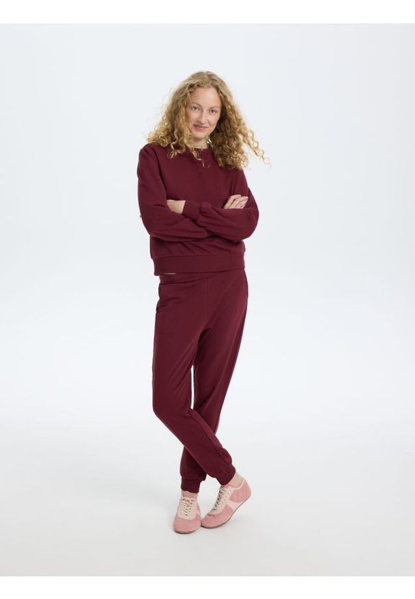 Reserved - Spodnie dresowe jogger z bawełną - bordowy. Kolor: czerwony. Materiał: bawełna, dresówka
