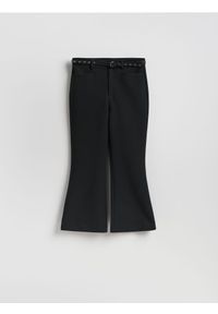 Reserved - Spodnie z ozdobnym paskiem - czarny. Kolor: czarny. Materiał: tkanina. Wzór: gładki