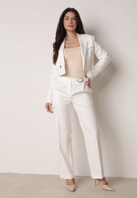 Born2be - Białe Garniturowe Spodnie VICES na Kant z Wszytym Paskiem z Klamrą Azivore. Okazja: na co dzień, na spotkanie biznesowe. Kolor: biały. Styl: casual, biznesowy, elegancki #4