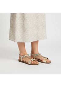 Sandały damskie Artiker, wsuwane na płaskiej podeszwie z ozdobami lekkie i wygodne, złote, 56C1316. Okazja: na spacer, na co dzień. Zapięcie: bez zapięcia. Kolor: złoty. Materiał: tkanina. Wzór: aplikacja. Sezon: lato. Obcas: na płaskiej podeszwie. Styl: casual, wakacyjny #1