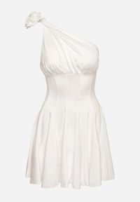 Born2be - Biała Satynowa Asymetryczna Sukienka Ozdobiona Kwiatem 3D Izaiva. Okazja: na imprezę. Kolor: biały. Materiał: satyna. Wzór: aplikacja, kwiaty. Sezon: lato. Typ sukienki: asymetryczne. Styl: klasyczny, elegancki #3