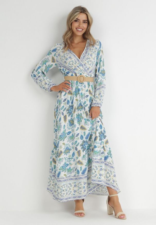 Born2be - Niebiesko-Biała Sukienka w Kwiaty Rozkloszowana z Paskiem Hosifar. Typ kołnierza: dekolt kopertowy. Kolor: niebieski. Długość rękawa: długi rękaw. Wzór: kwiaty. Typ sukienki: rozkloszowane, kopertowe. Długość: maxi