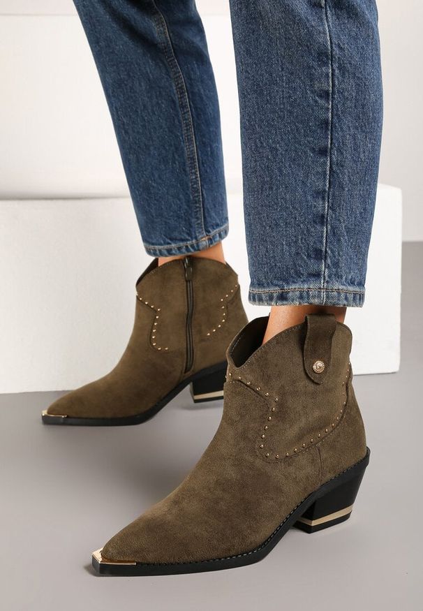 Renee - Ciemnozielone Botki Kowbojki z Ekozamszu z Niską Cholewką Zdobioną Nitami Riarosea. Okazja: na co dzień. Kolor: zielony. Szerokość cholewki: normalna. Wzór: aplikacja. Wysokość cholewki: przed kostkę. Materiał: jeans, koronka. Obcas: na obcasie. Styl: boho, elegancki, casual, wizytowy. Wysokość obcasa: średni