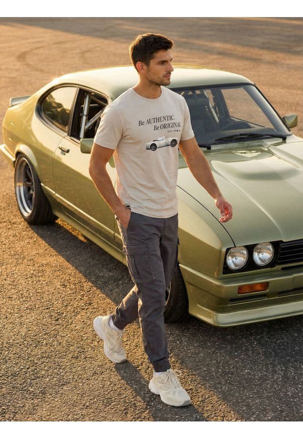 Sinsay - Bawełniana koszulka z nadrukiem - szary. Kolor: szary. Materiał: bawełna. Wzór: nadruk