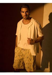 Sinsay - Szorty z motywem roślinnym z domieszka lyocellu - beżowy. Kolor: beżowy #1