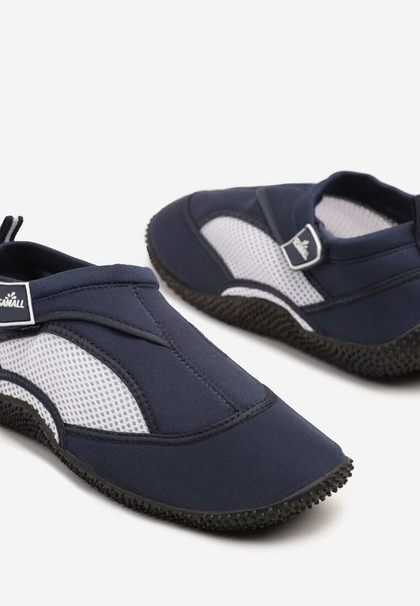 Born2be - Niebiesko-Białe Buty Sportowe z Elastyczną Cholewką do Wody Nimiliara. Okazja: na plażę. Zapięcie: rzepy. Kolor: niebieski. Szerokość cholewki: normalna. Wzór: aplikacja. Sezon: lato
