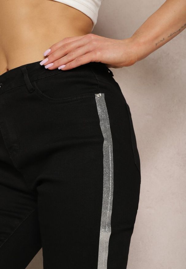 Renee - Czarne Skinny Jeansy Regular Waist z Ozdobnymi Paskami Brokatowymi Nelti. Okazja: na co dzień. Kolekcja: plus size. Kolor: czarny. Wzór: paski. Styl: klasyczny, elegancki, casual
