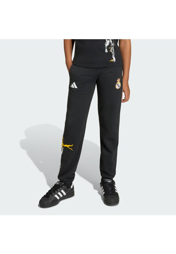 Adidas - Spodnie adidas Real Madrid Avengers Kids. Kolor: czarny. Wzór: motyw z bajki. Sport: piłka nożna