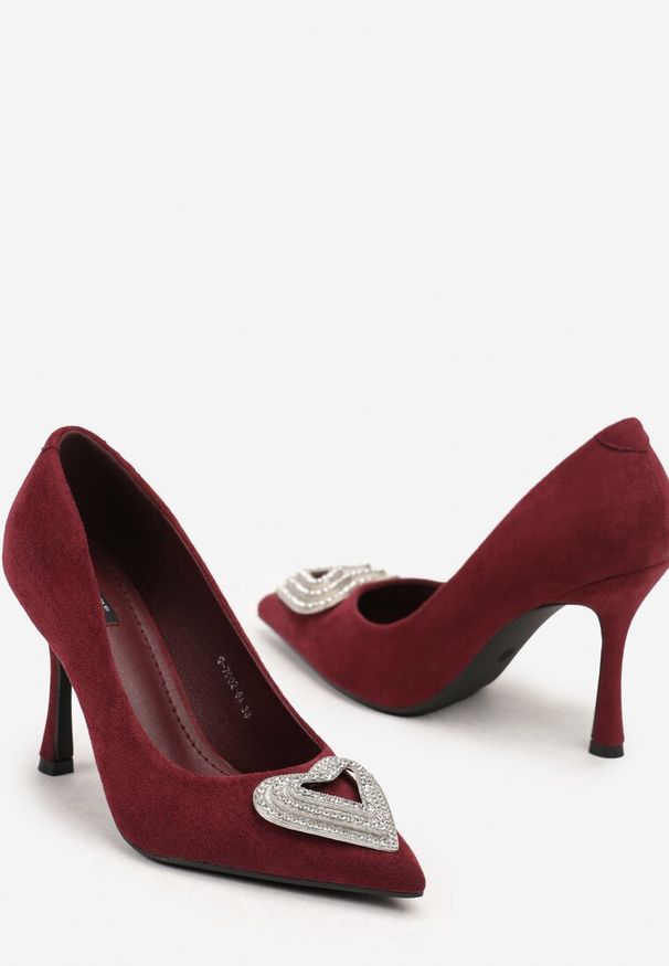 Renee - Bordowe Szpilki Ozdobione Cyrkoniową Aplikacją Komisa. Kolor: czerwony. Wzór: aplikacja. Obcas: na szpilce. Styl: wizytowy