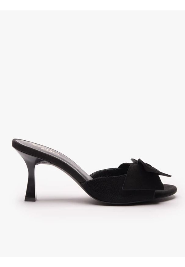Ryłko - Czarne klapki z kokardą. Okazja: na co dzień. Nosek buta: okrągły. Kolor: czarny. Materiał: skóra, welur. Obcas: na obcasie. Styl: casual, street, klasyczny. Wysokość obcasa: średni