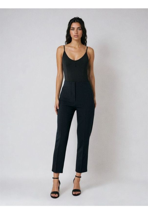 Sinsay - Cygaretki slim fit z wysokim stanem z domieszką wiskozy - czarny. Stan: podwyższony. Kolor: czarny. Materiał: wiskoza