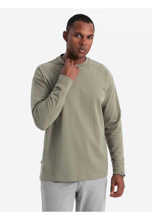 Ombre Clothing - Bawełniany longsleeve męski LOOSE FIT z okrągłym dekoltem – khaki V4 - Rozmiar: XL. Kolor: brązowy. Materiał: bawełna. Długość rękawa: długi rękaw. Wzór: gładki