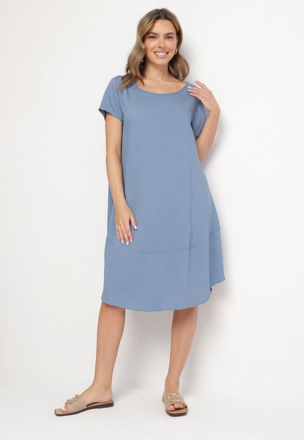 Born2be - Niebieska Rozkloszowana Wiskozowa Sukienka Trivoria. Okazja: na co dzień. Kolor: niebieski. Materiał: wiskoza. Długość rękawa: krótki rękaw. Typ sukienki: rozkloszowane. Styl: elegancki, casual