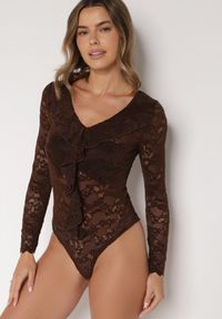 Born2be - Brązowe Koronkowe Body z Falbanką Vidane. Okazja: na co dzień. Kolor: brązowy. Materiał: koronka. Wzór: aplikacja. Styl: klasyczny, casual, elegancki #1