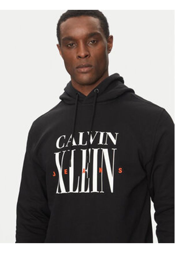 Calvin Klein Jeans Bluza Serif Font Graphic J30J327520 Czarny Regular Fit. Kolor: czarny. Materiał: bawełna