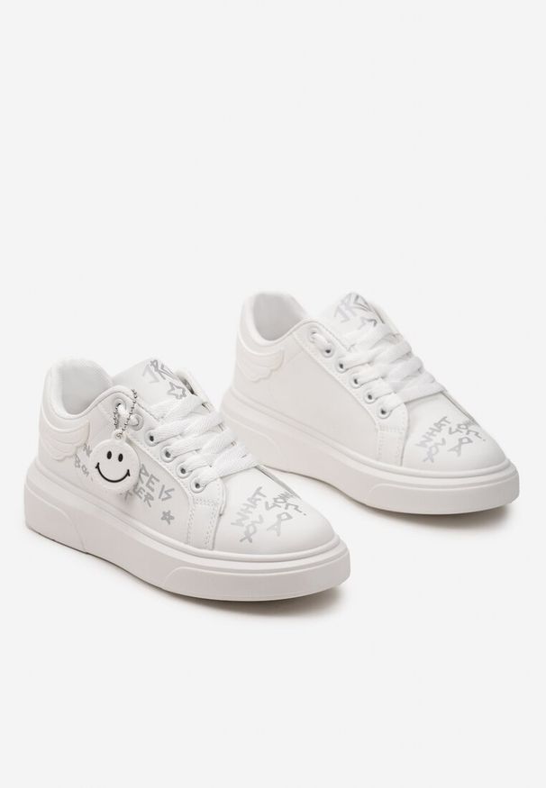 Renee - Biało-Srebrne Sneakersy z Napisami Graffiti i Odpinanym Brelokiem z Uśmiechniętą Emotką Fawnitte. Nosek buta: okrągły. Zapięcie: sznurówki. Kolor: biały. Materiał: materiał. Wzór: napisy. Obcas: na obcasie. Wysokość obcasa: niski