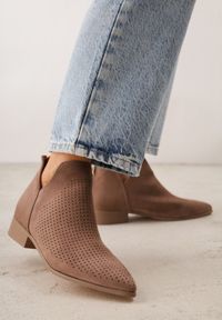 Born2be - Brązowe Ażurowe Botki Vices na Płaskiej Podeszwie z Ozdobnym Wycięciem Selenith. Okazja: na co dzień. Kolor: brązowy. Materiał: jeans. Wzór: ażurowy. Obcas: na płaskiej podeszwie. Styl: casual, klasyczny, elegancki #2
