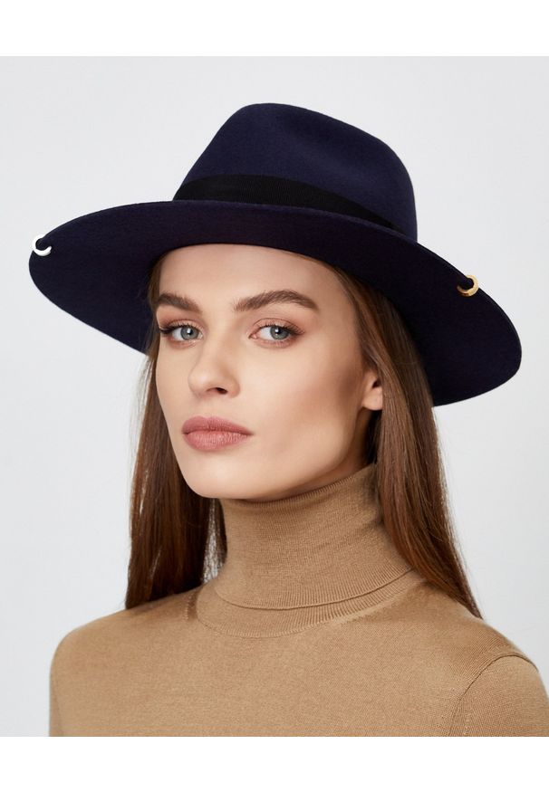 RUSLAN BAGINSKIY - Granatowy kapelusz z filcu. Kolor: niebieski. Wzór: aplikacja. Styl: klasyczny, sportowy, elegancki