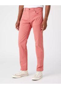 Wrangler - WRANGLER GREENSBORO MĘSKIE SPODNIE MATERIAŁOWE FADED ROSE W15QY6XAP. Materiał: materiał