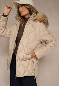 Renee - Ciemnobeżowa Pudełkowa Kurtka z Pikowanymi Przeszyciami i Odpinanym Kapturem z Futrem Liliarna. Okazja: na spacer. Kolor: beżowy. Materiał: futro. Styl: elegancki #2