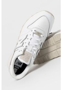 New Balance Buty WL996FPS kolor biały na płaskim obcasie. Nosek buta: okrągły. Zapięcie: sznurówki. Kolor: biały. Materiał: guma. Obcas: na płaskiej podeszwie, na obcasie. Model: New Balance 996. Wysokość obcasa: niski #2