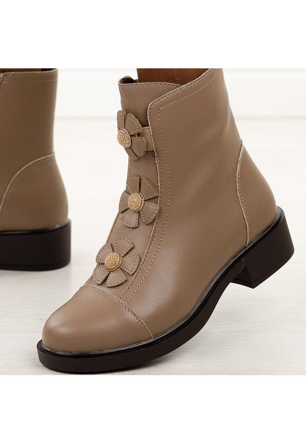 Beżowe skórzane botki damskie Jezzi Ol22-4. Okazja: na co dzień. Nosek buta: okrągły. Kolor: beżowy. Szerokość cholewki: normalna. Wzór: aplikacja, kwiaty. Materiał: skóra. Sezon: zima, jesień. Obcas: na obcasie. Styl: casual, klasyczny. Wysokość obcasa: niski