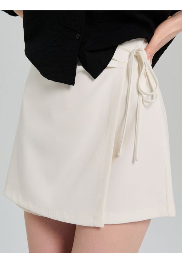 Sinsay - Spódnico-spodenki z ozdobnym wiązaniem - kremowy. Kolor: kremowy