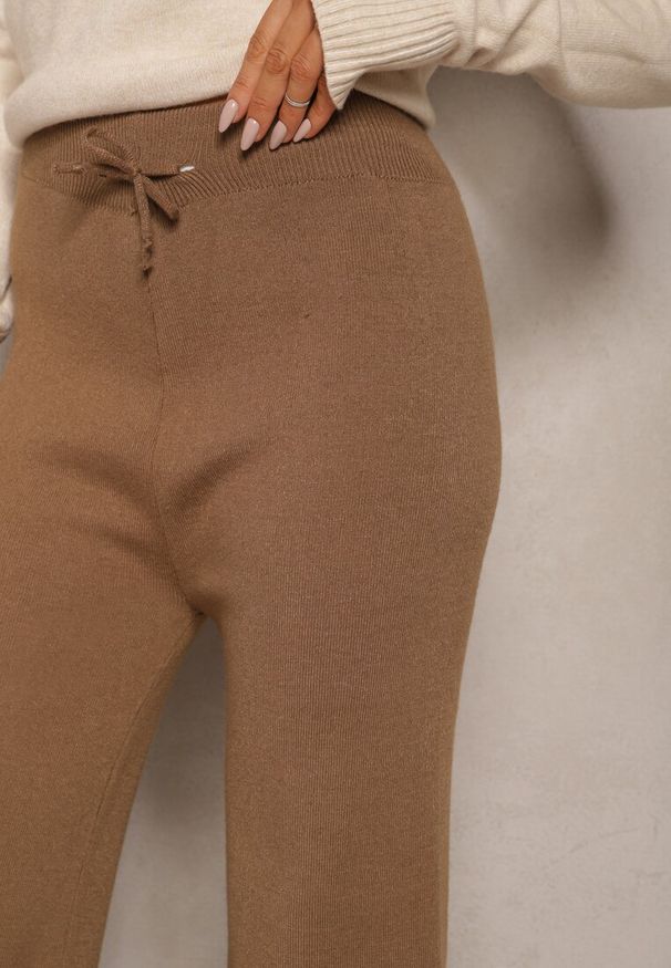 Renee - Jasnobrązowe Spodnie o Szerokim Kroju High Waist z Cyrkoniami i Gumką w Pasie Loreitha. Okazja: na co dzień. Stan: podwyższony. Kolor: beżowy. Materiał: zamsz, satyna. Wzór: aplikacja. Styl: casual