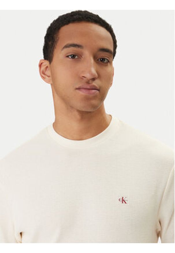 Calvin Klein Jeans T-Shirt Waffle Badge LV04RD008G Beżowy Regular Fit. Kolor: beżowy. Materiał: bawełna