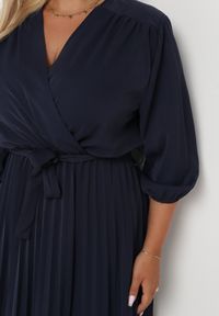 Born2be - Granatowa Plisowana Sukienka Maxi z Kopertowym Dekoltem i Wiązaniem w Talii Lariah. Kolekcja: plus size. Kolor: niebieski. Materiał: materiał. Typ sukienki: kopertowe. Długość: maxi #4