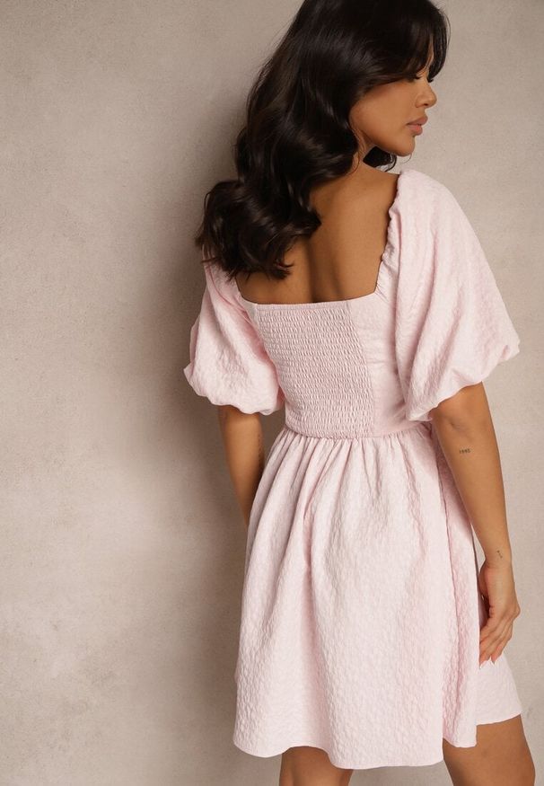 Renee - Różowa Rozkloszowana Sukienka z Elastyczną Górą i Bufkami na Ramionach Velzemia. Okazja: na co dzień. Kolor: różowy. Długość rękawa: krótki rękaw. Styl: casual, klasyczny