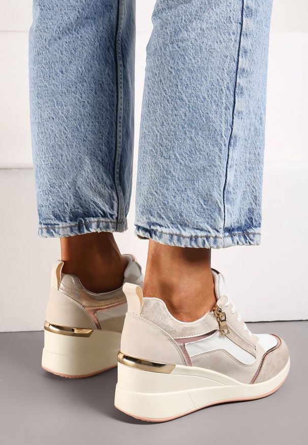 Renee - Beżowe Sneakersy Ozdobione Suwakiem i Metalowymi Aplikacjami na Koturnie Warranta. Okazja: na co dzień, na spacer. Kolor: beżowy. Materiał: jeans. Wzór: aplikacja. Sezon: lato, wiosna. Obcas: na koturnie. Sport: turystyka piesza