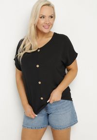 Born2be - Czarna Bluzka Ozdobiona Guziczkami z Przodu Mepiana. Okazja: na co dzień. Kolor: czarny. Materiał: jeans. Długość rękawa: krótki rękaw. Długość: krótkie. Wzór: aplikacja. Styl: klasyczny, elegancki, casual #3