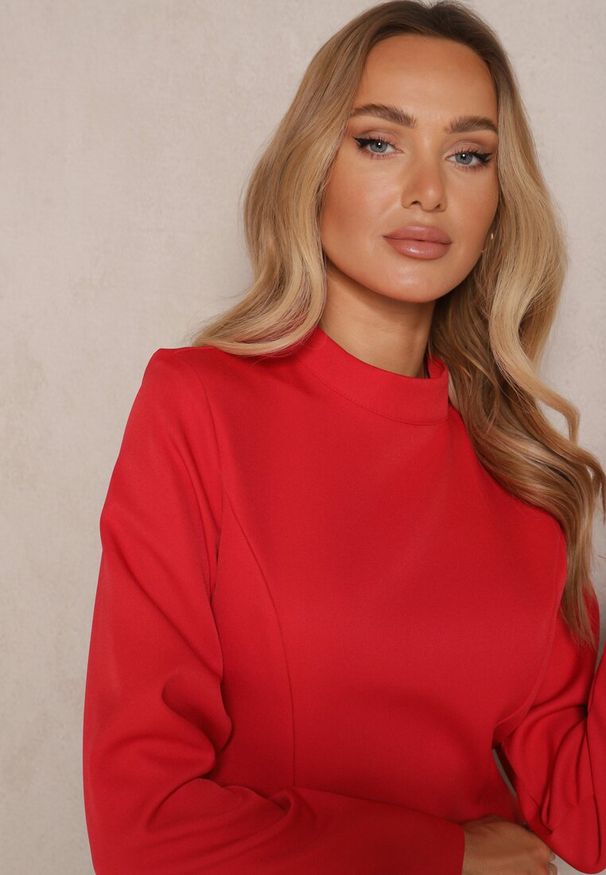 Renee - Czerwona Rozkloszowana Sukienka o Taliowanym Kroju Selvesia. Okazja: na co dzień. Kolor: czerwony. Typ sukienki: dopasowane. Styl: klasyczny, casual