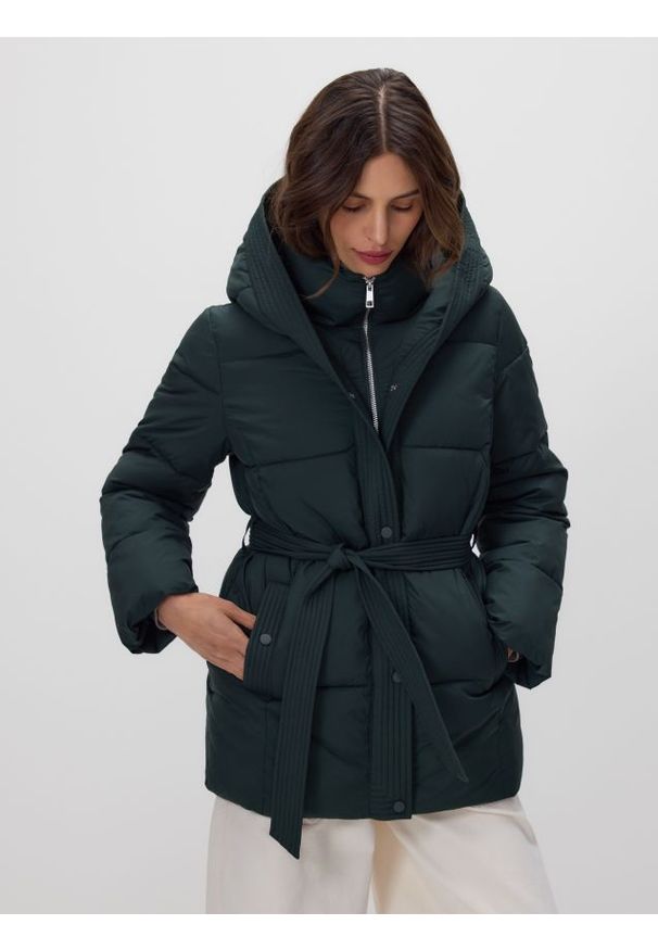 Reserved - Pikowana kurtka z wiązaniem - zielony. Kolor: zielony. Materiał: tkanina