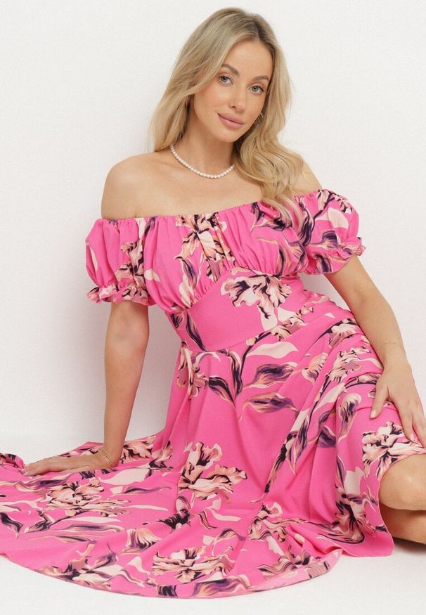 Born2be - Fuksjowa Sukienka w Kwiaty z Dekoltem Łódką z Bawełną o Rozkloszowanym Kroju Annilva. Okazja: na spacer, na imprezę, na co dzień. Typ kołnierza: dekolt w łódkę. Kolor: różowy. Materiał: bawełna. Długość rękawa: krótki rękaw. Wzór: kwiaty. Sezon: wiosna, lato. Styl: klasyczny, casual, elegancki