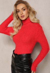 Renee - Czerwony Golf z Puchatego Materiału z Wełną i Długim Rękawem Geolla. Typ kołnierza: golf. Kolor: czerwony. Materiał: materiał, wełna. Długość rękawa: długi rękaw. Długość: długie. Wzór: jednolity. Sezon: zima, jesień #5
