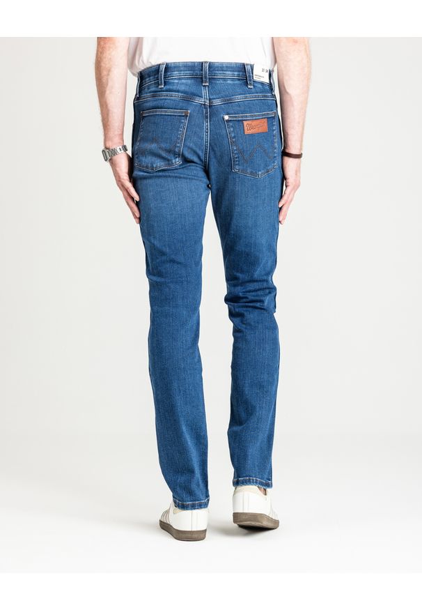 Wrangler - MESKIE SPODNIE WRANGLER LARSTON DANDELION SUMMER 112362458. Sezon: lato, wiosna. Styl: klasyczny